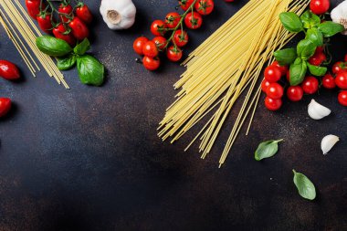 İtalyan makarnası pişirmek için gerekenler: spagetti, domates, fesleğen ve sarımsak. Fotokopi alanı olan en üst görüntü