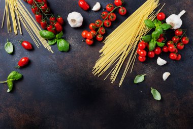 İtalyan makarnası pişirmek için gerekenler: spagetti, domates, fesleğen ve sarımsak. Fotokopi alanı olan en üst görüntü