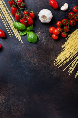 İtalyan makarnası pişirmek için gerekenler: spagetti, domates, fesleğen ve sarımsak. Fotokopi alanı olan en üst görüntü