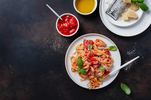 Massa Italiana Tradicional Com Tomate Manjericão Parmesão Imagem Exibição Superior — Fotografia de Stock