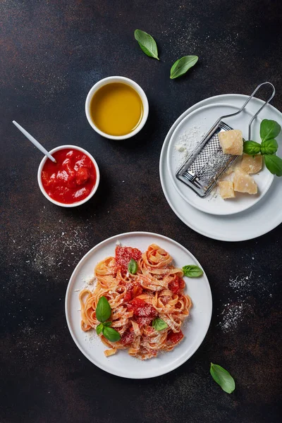 Pasta Italiana Tradicional Con Tomate Albahaca Parmesano Imagen Vista Superior — Foto de Stock