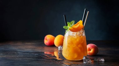 Bar konsepti ve yaz içkileri konsepti. Kayısı, buz ve nane arkaplanda bir bardak yaz kokteyli. Seçici odak resmi, kaydırma biçimi
