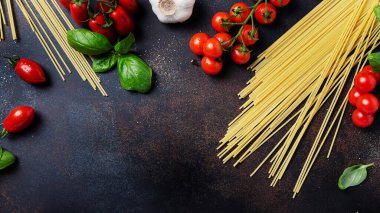 İtalyan makarnası pişirmek için gerekenler: spagetti, domates, fesleğen ve sarımsak. Kopya alanı ve kaydırma biçimi olan en üstteki görüntü
