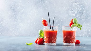 Masada fesleğen ve biberli vejetaryen domates suyu, metin için bir kopya alanı ile seçici odak resmi, kaydırma biçimi