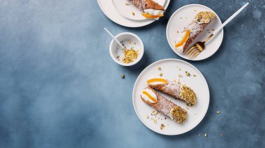 Geleneksel İtalyan tatlı cannoli siciliani koyu arkaplanda, metin için bir kopya alanı ile üstten görüntü, kaydırma biçimi