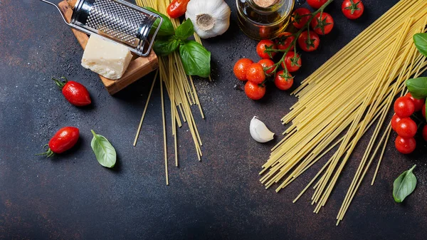 이탈리아 음식의 스파게티 토마토 올리브 식탁에 슬라이더 — 스톡 사진