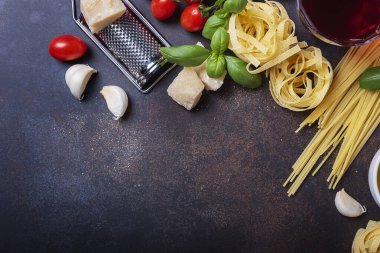 Makarna, tagliatelle, domates, fesleğen, peynir, sarımsak ve şarap ile en iyi görüntü. Sağlıklı İtalyan yemekleri kavramı