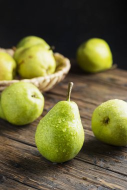 Wooben kırsal masada tatlı yeşil armutlar, seçici odak görüntüsü