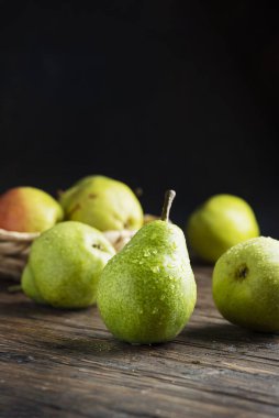 Wooben kırsal masada tatlı yeşil armutlar, seçici odak görüntüsü