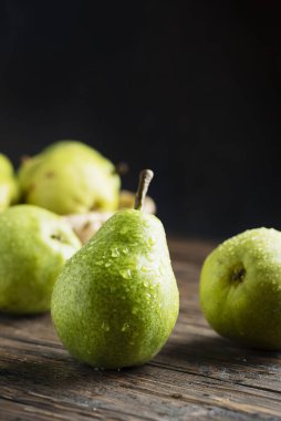 Wooben kırsal masada tatlı yeşil armutlar, seçici odak görüntüsü