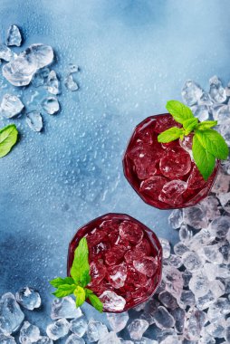 Kırmızı kuyruk kuyruğunun üst görünümü buzlu ve nane aromalı, seçici odak