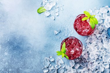 Kırmızı kuyruk kuyruğunun üst görünümü buzlu ve nane aromalı, seçici odak