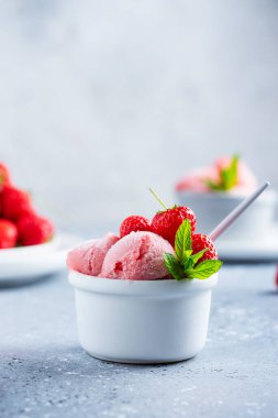 Taze çilekli yaz şerbeti, seçici odak görüntüsü