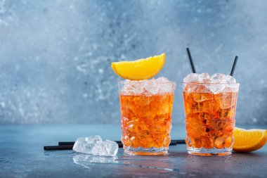 İki bardak geleneksel İtalyan kokteyl aperatifi, portakal ve buzlu. Metnin için bir kopyalama alanı ile seçmeli odak imgesiName.