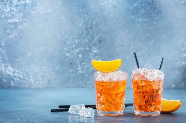 İki bardak geleneksel İtalyan kokteyl aperatifi, portakal ve buzlu. Metnin için bir kopyalama alanı ile seçmeli odak imgesiName.