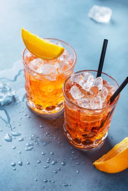 İki bardak geleneksel İtalyan kokteyl aperatifi, portakal ve buzlu. Metnin için bir kopyalama alanı ile seçmeli odak imgesiName.