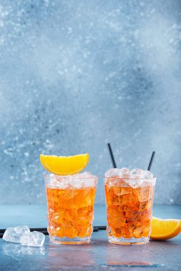 İki bardak geleneksel İtalyan kokteyl aperatifi, portakal ve buzlu. Metnin için bir kopyalama alanı ile seçmeli odak imgesiName.