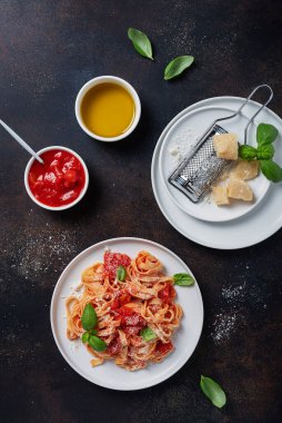 Domates, fesleğen ve parmesanlı geleneksel İtalyan makarnası. Fotokopi alanı olan en üst görüntü