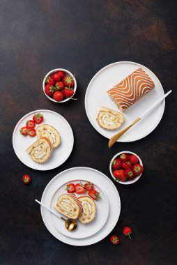 Beyaz bisküvi, krema ve çilekli kremalı pasta. Metnin için kopya alanı olan en üstteki görünüm resmi