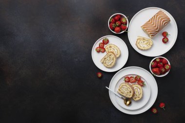 Beyaz bisküvi, krema ve çilekli kremalı pasta. Metnin için kopya alanı olan en üstteki görünüm resmi