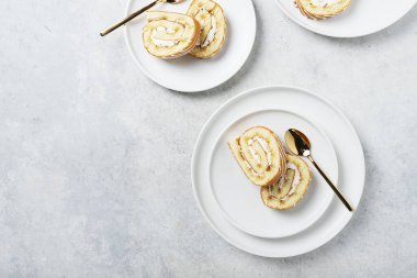 Beyaz bisküvi ve kremalı kremalı tatlı pasta. Metnin için kopya alanı olan en üstteki görünüm resmi