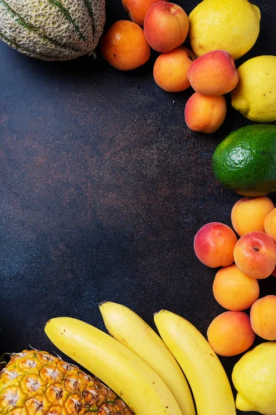 Concepto Comida Vegana Saludable Piña Plátano Albaricoque Melón Aguacate Sobre —  Fotos de Stock