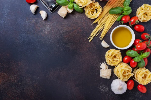 Makarna, tagliatelle, domates, fesleğen, peynir, sarımsak ve şarap ile en iyi görüntü. Sağlıklı İtalyan yemekleri kavramı
