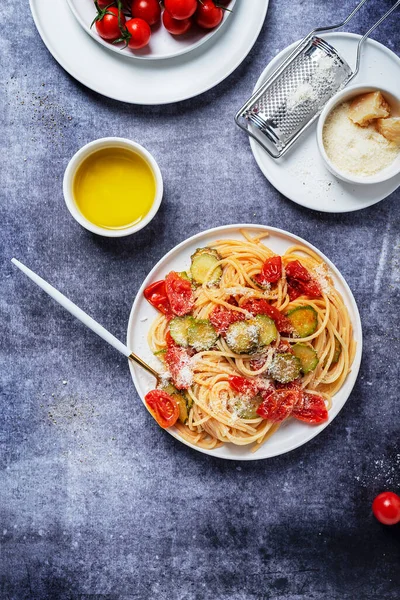 Massa Tradicional Italiana Com Tomate Abobrinha Queijo Parmesão Conceito Comida — Fotografia de Stock