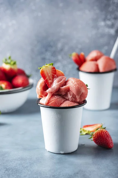 Παγωτό Φράουλα Καλοκαίρι Και Φρέσκια Φράουλα Επιλεκτική Εικόνα Εστίασης — Φωτογραφία Αρχείου