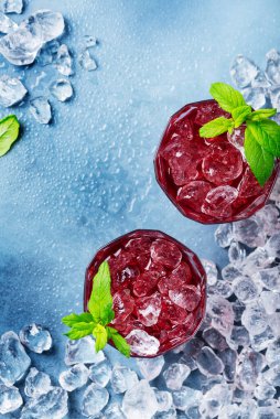 Kırmızı kuyruk kuyruğunun üst görünümü buzlu ve nane aromalı, seçici odak