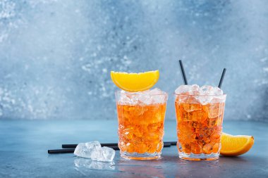 İki bardak geleneksel İtalyan kokteyl aperatifi, portakal ve buzlu. Metnin için bir kopyalama alanı ile seçmeli odak imgesiName.