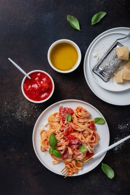 Domates, fesleğen ve parmesanlı geleneksel İtalyan makarnası. Fotokopi alanı olan en üst görüntü