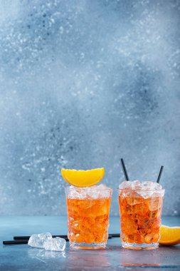 İki bardak geleneksel İtalyan kokteyl aperatifi, portakal ve buzlu. Metnin için bir kopyalama alanı ile seçmeli odak imgesiName.