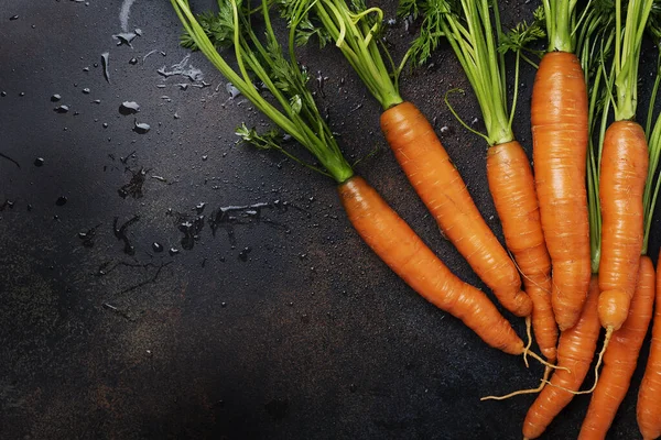 Свіжа Морква Зеленим Листям Темному Тлі Концепція Здорового Харчування Зображення — стокове фото