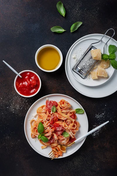 Massa Italiana Tradicional Com Tomate Manjericão Parmesão Imagem Exibição Superior — Fotografia de Stock