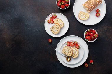 Beyaz bisküvi, krema ve çilekli kremalı pasta. Metnin için kopya alanı olan en üstteki görünüm resmi