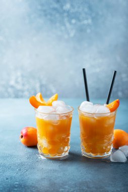 Kayısı ve buzlu yaz suyu. Metnin için kopyalama alanı olan çubuk kavramı