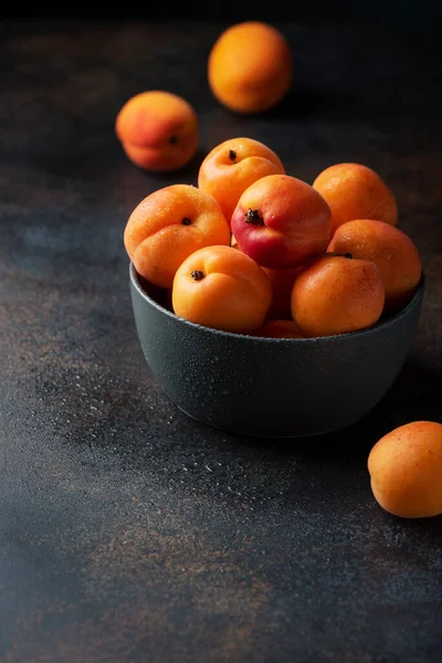 Konzept Einer Gesunden Veganen Ernährung Mit Süßen Aprikosen Vor Dunklem — Stockfoto