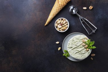 Ev yapımı şam fıstıklı dondurma ve seramik kasede nane şekeri, fotokopi alanı ile üstten aşağı görüntü.