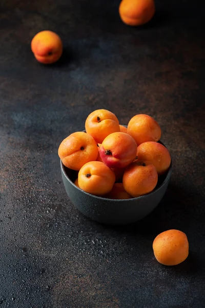 Konzept Einer Gesunden Veganen Ernährung Mit Süßen Aprikosen Vor Dunklem — Stockfoto