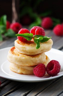 Süzme peynirli krep, ev yapımı geleneksel Ukrayna ve Rus şurubu, seçici odak noktası