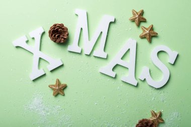 Yeşil arka planda beyaz harfli Noel hediyesi kartı. Tatil konsepti, metin için kopya alanı ile tepeden aşağı görünüm