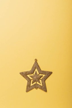 Noel konsepti. Sarı arka planda altın yıldızlı Noel kartı. Kopyalama alanı ile üstten aşağı görünüm