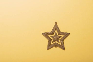 Noel konsepti. Sarı arka planda altın yıldızlı Noel kartı. Kopyalama alanı ile üstten aşağı görünüm