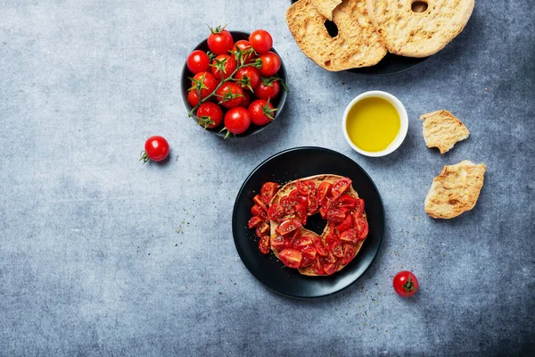 Concepto Comida Italiana Friselle Con Tomate Aceite Origano Vista Arriba —  Fotos de Stock