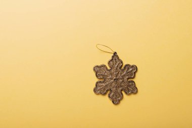 Noel konsepti. Sarı arka planda altın yıldızlı Noel kartı. Kopyalama alanı ile üstten aşağı görünüm