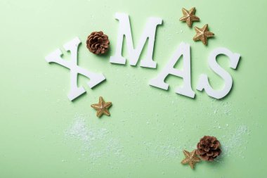 Yeşil arka planda beyaz harfli Noel hediyesi kartı. Tatil konsepti, metin için kopya alanı ile tepeden aşağı görünüm