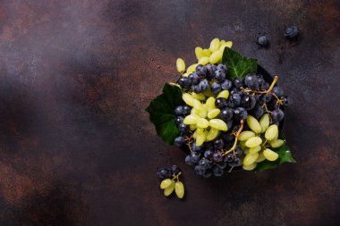 Koyu arkaplanda beyaz ve siyah üzüm karışımı, metin için kopya alanı ile üstten aşağı görünüm