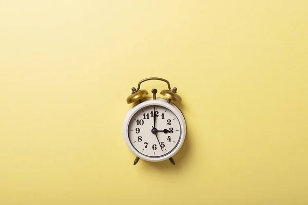 Concepto Horario Verano Reloj Retro Fondo Amarillo Vista Arriba Hacia —  Fotos de Stock