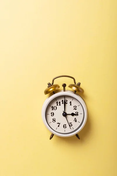 Concepto Horario Verano Reloj Retro Fondo Amarillo Vista Arriba Hacia —  Fotos de Stock